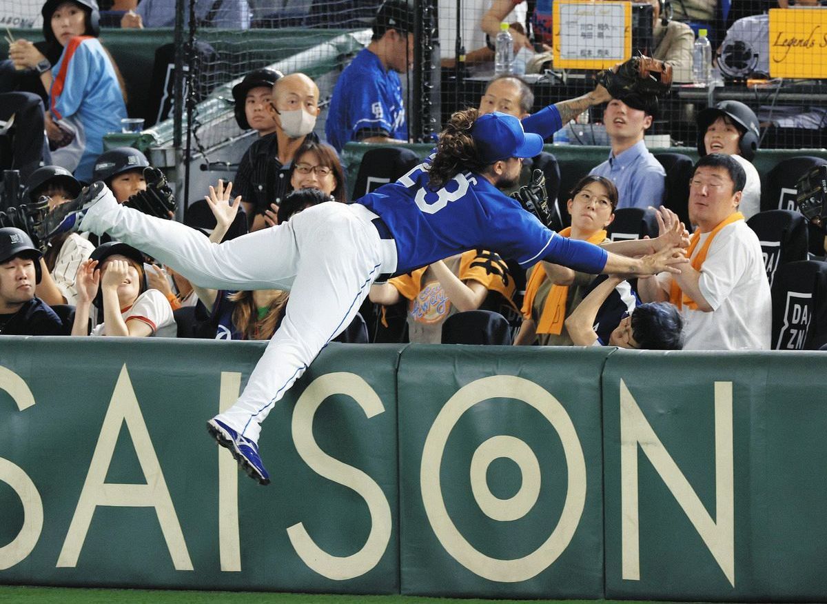 Fielder Takes the Leap! Baseball Player Dives into Crowd in Japan