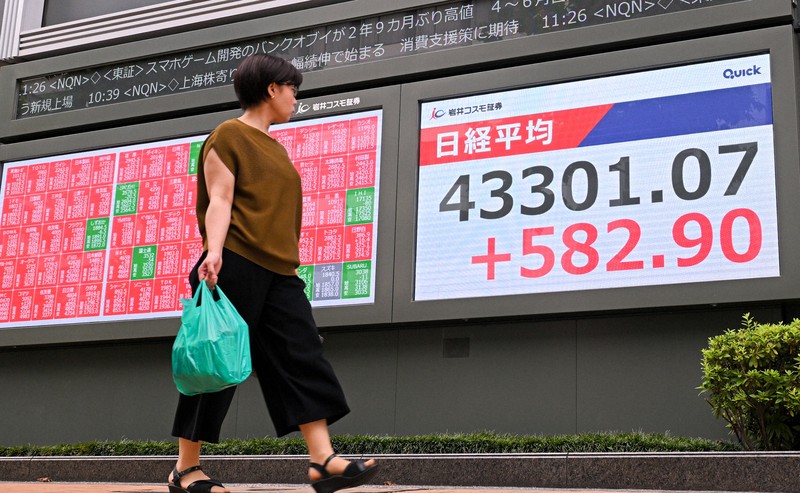 Tokyo Stocks Soar, Closing at Record High for Two Consecutive Days