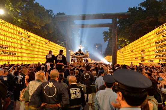 Koizumi Makes Controversial Visit to Yasukuni Shrine on War's End Anniversary