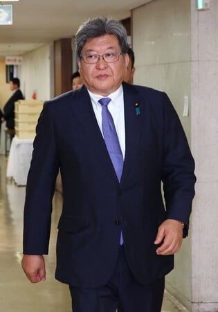 Political Scandal Unfolds: Secretary to Hagiuda Accused in Shadow-Money Controversy