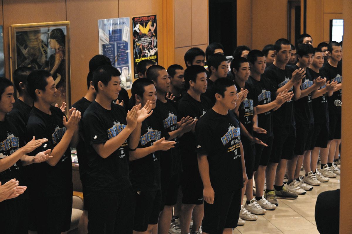 Emotional Farewell At Homecoming: Gifu Prefecture Businessman Parted By Tearful Hotel Staff