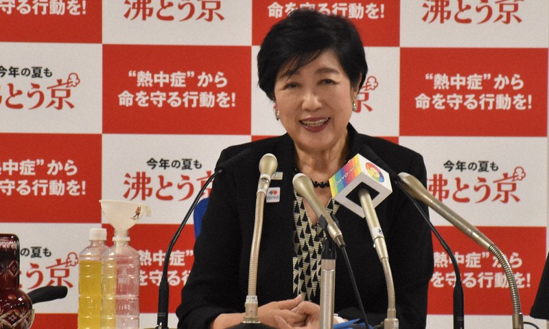 Tokyo's Governor Takes Time Out for Baseball Finals