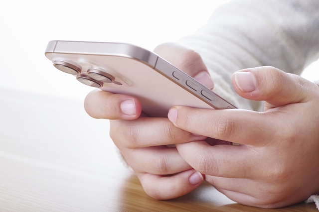 Screen Time Tussles: The 2-Hour Smartphone Usage Bill Brews Debate