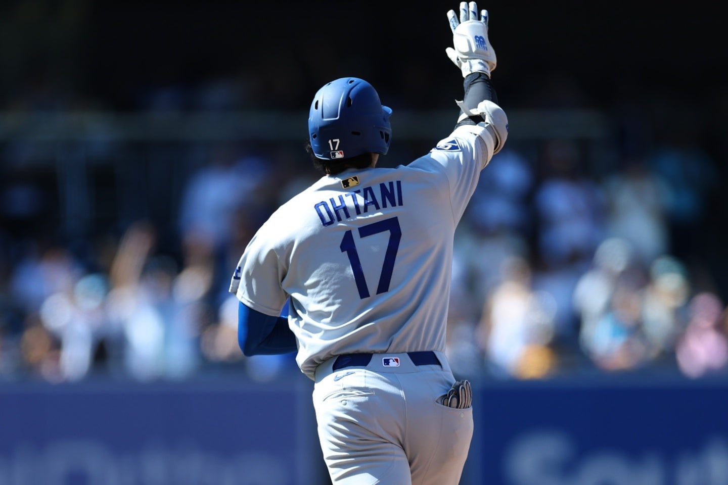Ohtani Hits a Whopping 45, High-Fives Rival Fans!