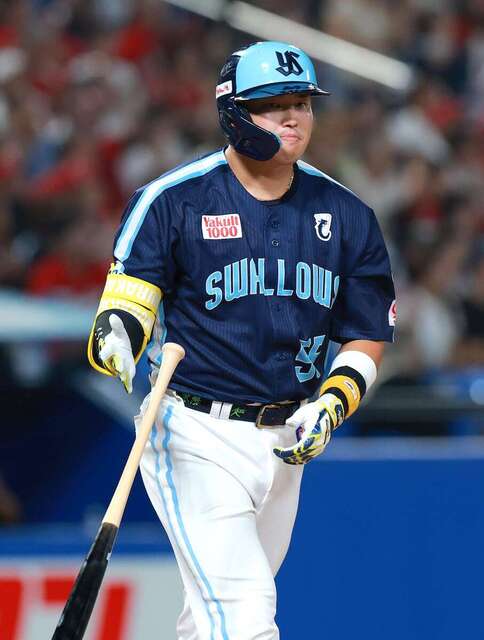 Murakami Knocks it Out of the Park with Three Home Runs in One Game!