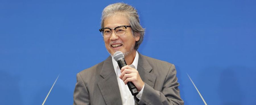 Beloved Actor Tsumabuki Takes a Silver-Toned Transformation, Amazing Fans