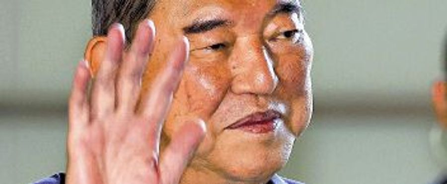 Top Brass of Liberal Democratic Party Hand in Resignation Letters: PM's Predicament Deepens
