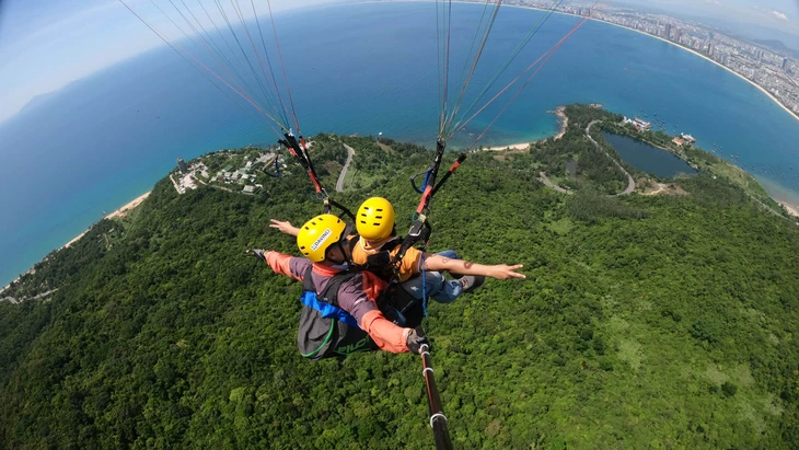 Sky Voyager: Paraglider's Unexpected Plunge Rattles Japan