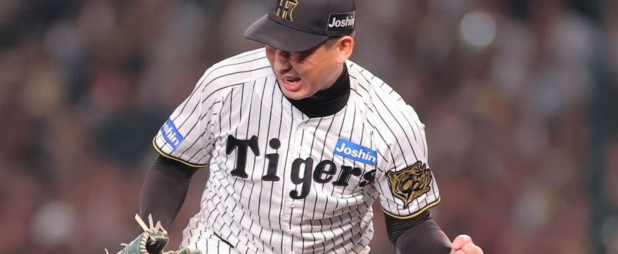 Stadium Roars to Hanshin Tigers' Iwasaki's Theme Song Entrance