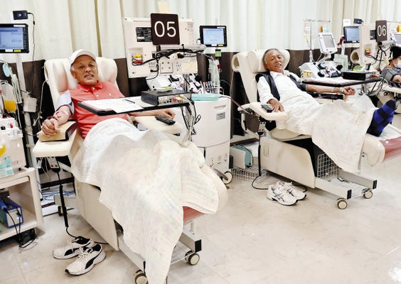 Twin Seniors Conclude Lifelong Blood Donation Journey: 646 Donations in 69 Years