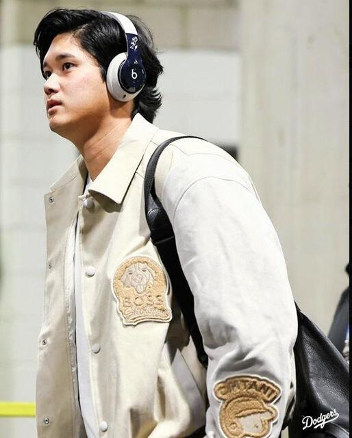 Ohtani Captivates Fans with Custom-Made Deco Pin Jacket on Arrival at Stadium
