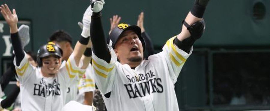 SoftBank Batters Roar to Decisive Victory Against Hanshin