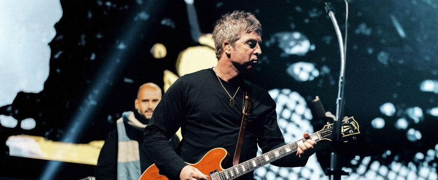 Oasis Ignites the Stage in Heart-Stirring Japanese Performance