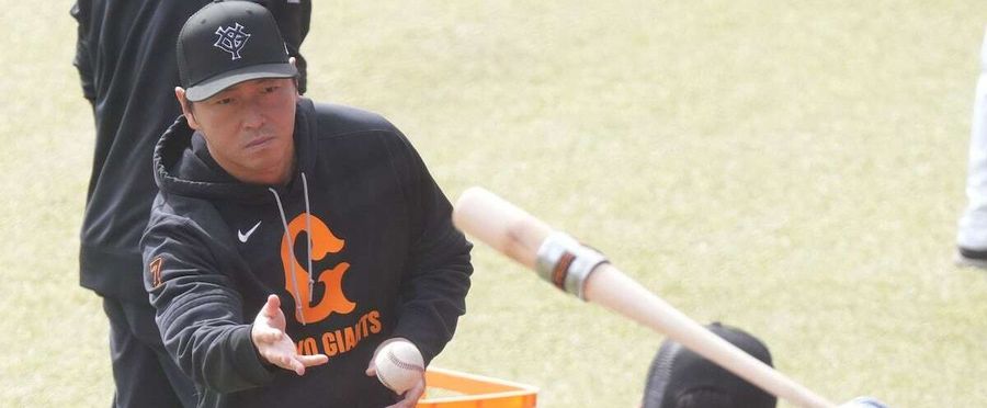 Star Baseball Player G Nagano Makes a Surprise Visit to Autumn Camp