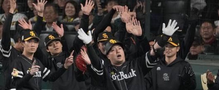 SoftBank Titans Close in on National Victory: A Hat-trick Joy!