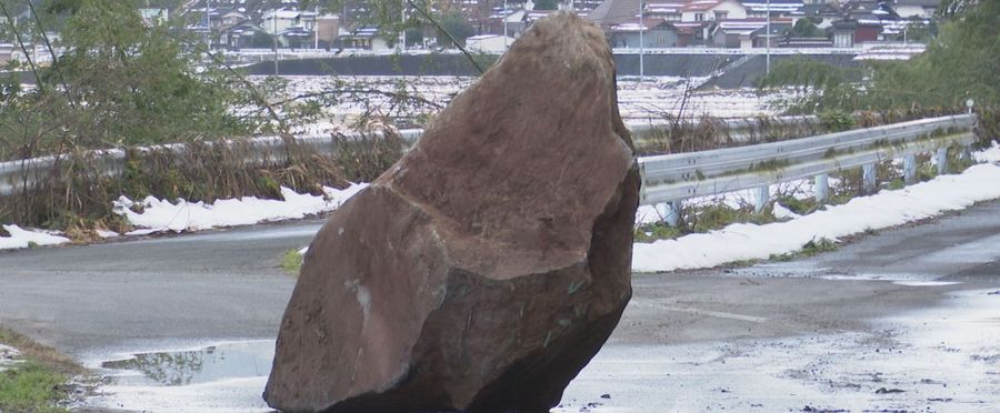 Giant Landslide Meets Sea Transformation at Tottori-Shimane