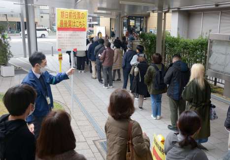 Japan Sees 'Never-Say-Die' Spirit Amid Pre-voting Queues