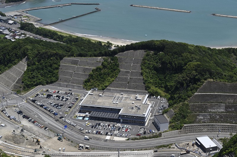 Quake Wakes: Shaken Schedules for Raiways and Skies