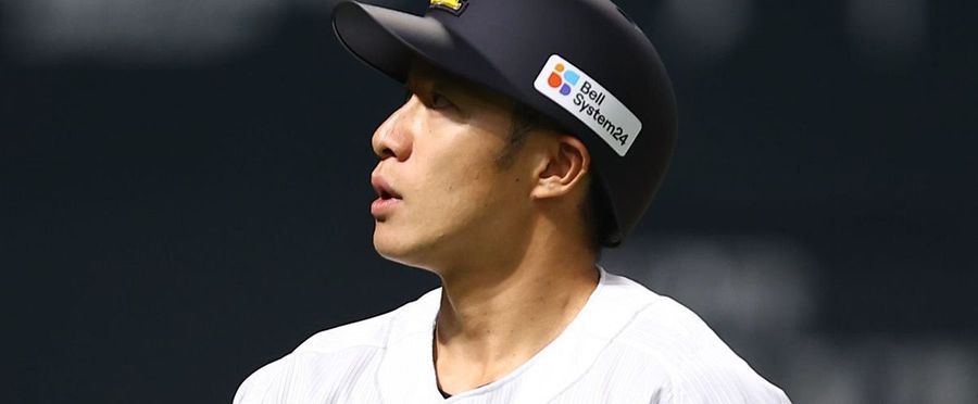 Softbank's Yanagida Forced to Leave Field Amidst Heated Spectator Reactions