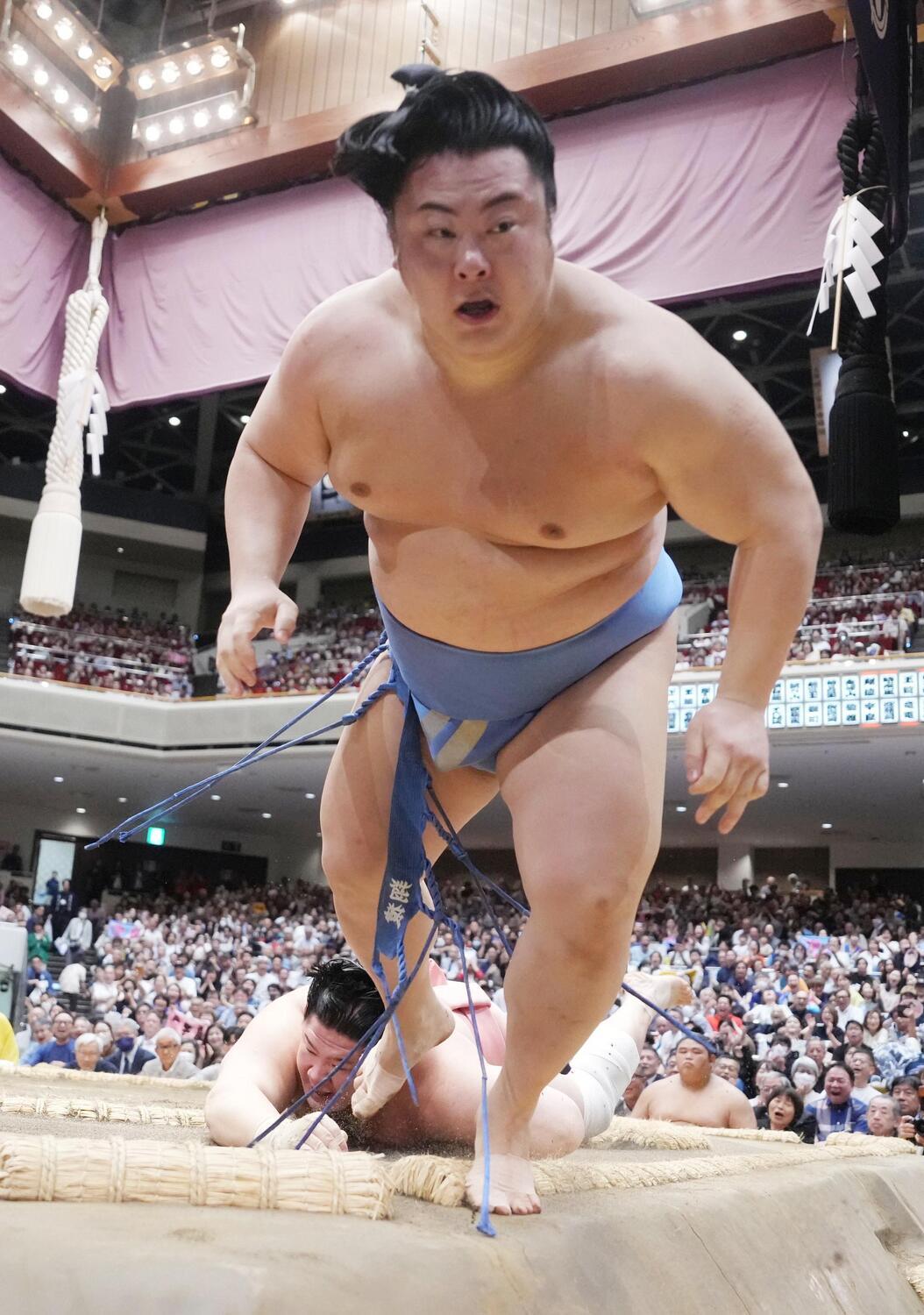 Excitement Unleashed: Shosaru’s Spectacular Dive Into Stands Stirs Up Arena