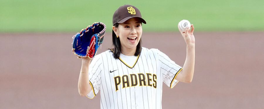Crowd Cheers As Table Tennis Star Ishikawa Kasumi Gracefully Serves the Opening Pitch