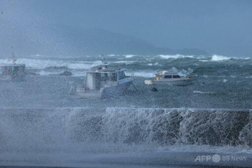 Tsunami Threatens NZ Capital, Hundreds Seek Refuge