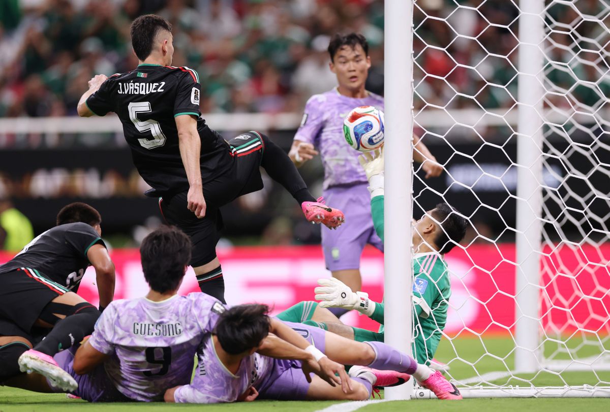 Mexico Zooms into World Cup Finals, Leaving Competitors in Dust