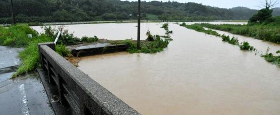 Awake at Dawn: Residents Flee as River Waters Engulf Streets!